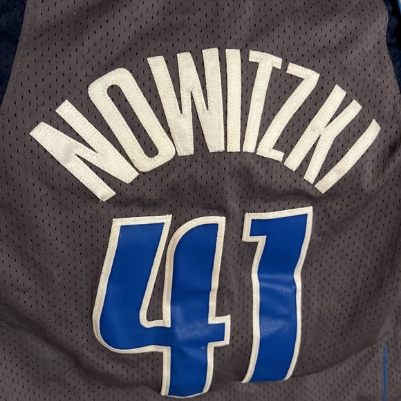 Dirk Nowitzki #41 Dallas Mavericks Alternate Grey Jersey - Picture 7 of 8
